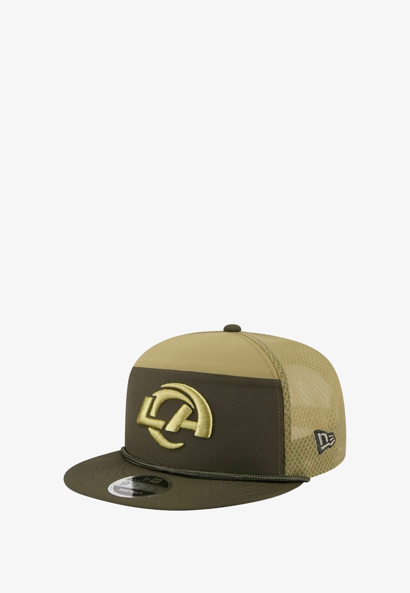 Braun-beige Kappe mit Netzrücken, flachem Schirm und einem geprägten Logo, das ein kreisförmiges Design in kontrastierendem gelb-grün zeigt.