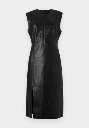 Robe sans manches en cuir noir avec un col haut, fermeture éclair à l'avant et fente sur le côté ; présente une silhouette ajustée et une texture lisse.