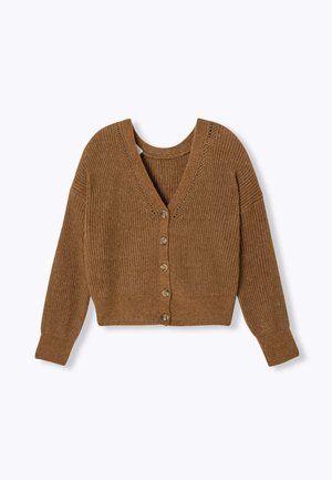 Cardigan tricoté marron avec col en V, cinq boutons, manches longues et poignets et ourlet côtelés, posé à plat sur fond blanc.