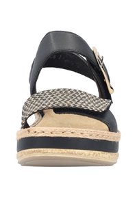 Sandale en cuir noir avec une sangle en tissu tressé, détail en jute de style espadrille sur la semelle, et un accent en boucle métallique.