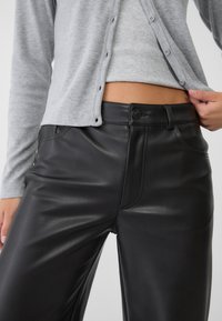 Stradivarius Hlače - black
