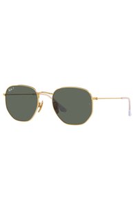 Occhiali da sole in metallo dorato con montatura ottagonale, lenti verde scuro e terminali trasparenti. Inclusi cuscinetti nasali per il comfort.