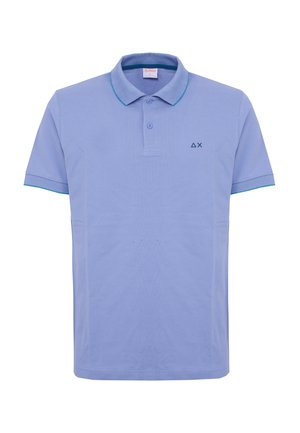 Polo a maniche corte azzurro chiaro con due bottoni, piccolo logo geometrico blu scuro sul petto e rifiniture turchesi su collo e bordi delle maniche.