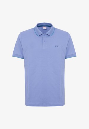 Hellblaues Polohemd mit kurzen Ärmeln und zwei Knöpfen, kleinem dunkelblauem geometrischem Logo auf der Brust sowie türkisfarbenem Besatz am Kragen und an den Ärmelenden.