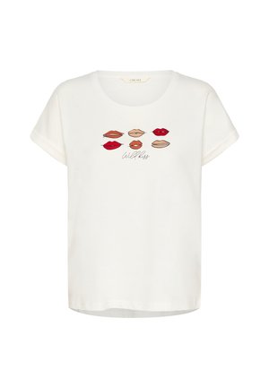 Tricou alb cu mâneci scurte și decolteu rotund, având broderii cu diferite buze în nuanțe de roșu și nude, alături de textul "Wild Kiss".