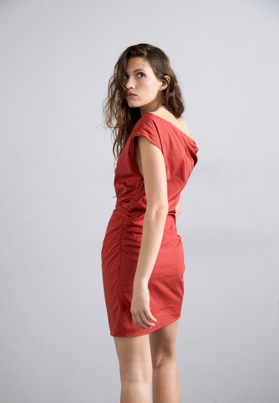 Rochie roșie, ajustată, cu un design off-shoulder și detalii pliate pe lateral. Material neted cu o ușoară strălucire.