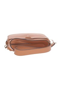 Borsa a tracolla in pelle marrone con finitura testurizzata, chiusura con zip e tracolla regolabile. Presenta un dettaglio del logo dorato sulla parte anteriore.