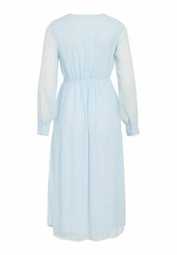 Robe bleu clair à manches longues avec une taille cintrée. Confectionnée dans un tissu fluide, elle présente un col rond et des poignets boutonnés.