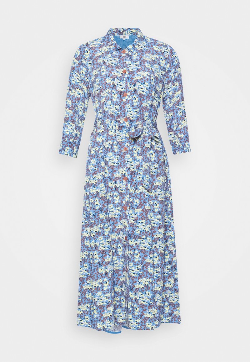 Robe à manches longues avec boutons, motif floral bleu, blanc et marron et ceinture nouée à la taille.