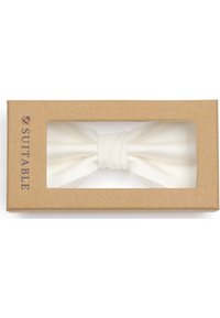 Witte satijnen vlinderstrik gepresenteerd in een doorzichtige doos met een bruine kartonnen basis, gelabeled met "Geschikt" aan de zijkant. Zachte textuur, klassiek ontwerp.