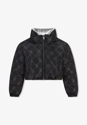 Veste courte en doudoune noire avec finition brillante, présentant un motif avec le logo "HUGO", un col montant et une fermeture éclair. Manches élastiquées.