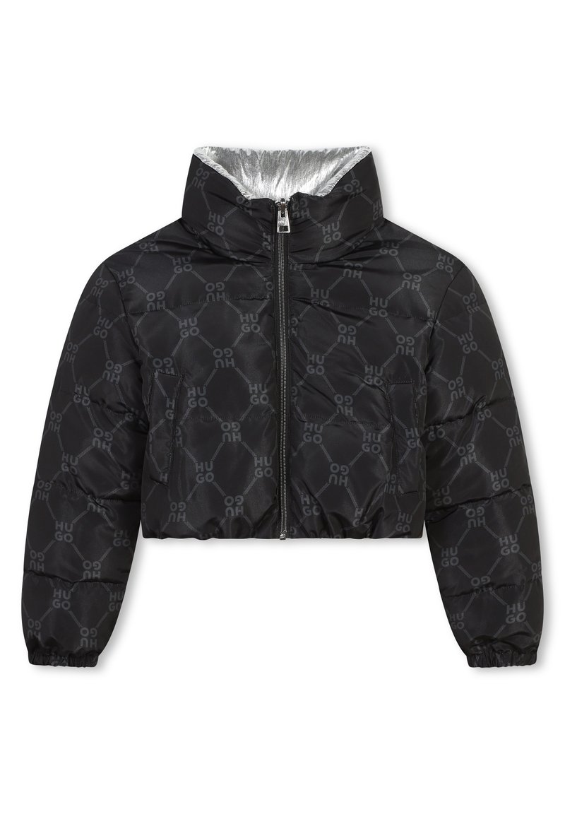 Veste courte en doudoune noire avec finition brillante, présentant un motif avec le logo "HUGO", un col montant et une fermeture éclair. Manches élastiquées.