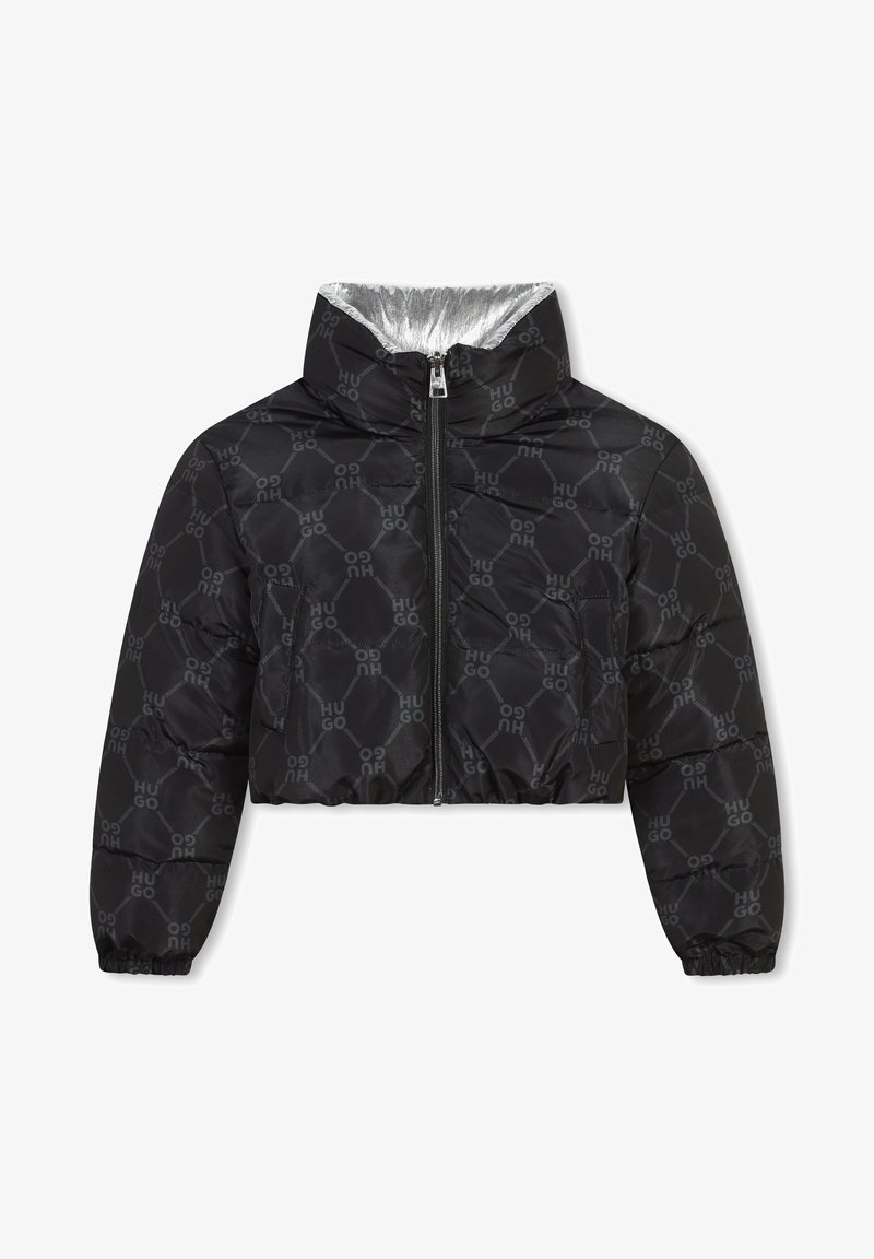 Veste courte en doudoune noire avec finition brillante, présentant un motif avec le logo "HUGO", un col montant et une fermeture éclair. Manches élastiquées.