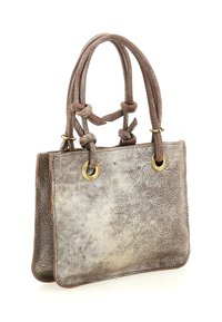Borsa a mano in pelle marrone con texture, dotata di due manici rotondi annodati e fissati attraverso occhietti dorati su uno sfondo bianco.