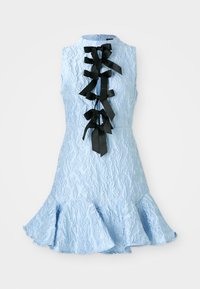 Abito senza maniche di un blu chiaro con tessuto floreale testurizzato, caratterizzato da un collo alto e accenti di nastro nero lungo il davanti e un orlo svasato.