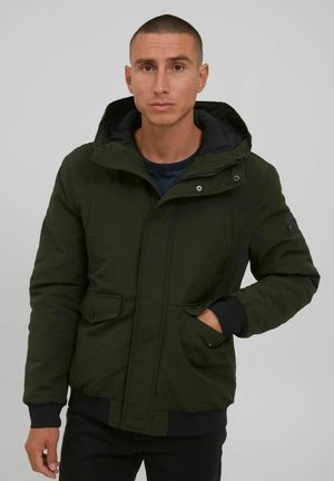 Dunkelgrüne isolierte Jacke mit Kapuze, mit einem Frontzipper, Druckknopf-Taschen und gerippten Bündchen. Glatte Textur, minimalistisches Design.