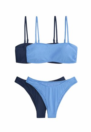 Twee bikini's, één lichtblauw geribd en één donkerblauw glad, elk met een bandeau-top met dunne bandjes en bijpassende mid-rise broekjes.