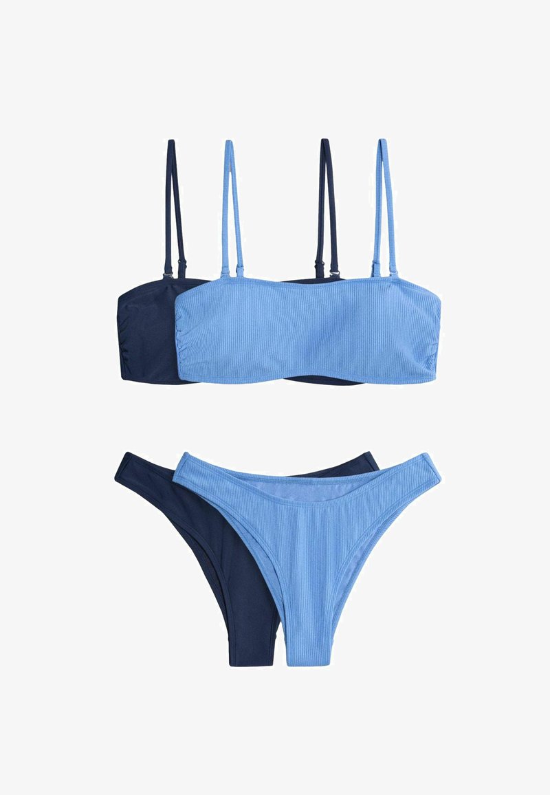 Két bikini, az egyik világoskék bordázott, a másik sötétkék sima, mindkettő bandeau fazonú, vékony pántokkal és hozzáillő, középmagas derekú alsóval.