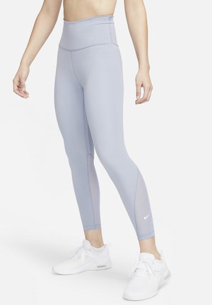 Leggings a vita alta di colore azzurro chiaro con una texture liscia e dettagli in rete. Presentano un logo discreto e un design aderente, adatti per l'abbigliamento sportivo.