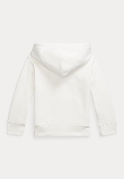 Sudadera blanca con una capucha grande en la parte de atrás, mangas largas, puños acanalados y dobladillo inferior acanalado. Textura suave, diseño minimalista y sin logos visibles.