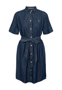 Robe chemise en denim bleu foncé à manches courtes, avec boutons sur le devant, ceinture à nouer à la taille, col pointu, et petit logo brodé sur la poitrine.