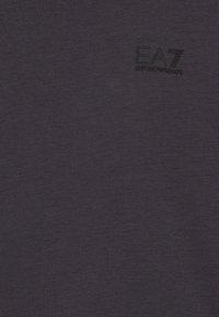 Tricou din bumbac gri închis, cu o suprafață texturată, având un logo brodat EA7 Emporio Armani în black în partea stângă sus.