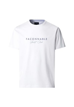 Camiseta blanca de manga corta con cuello redondo, con la inscripción "FAÇONNABLE Yacht Club" impresa en azul en el centro frontal.