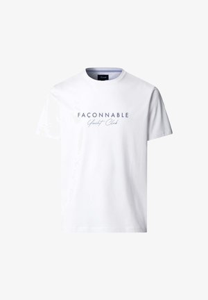Wit T-shirt met korte mouwen en ronde hals, met "FAÇONNABLE Yacht Club" in het blauw gedrukt in het midden van de voorkant.