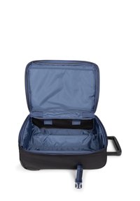Valigia nera con ruote e interno blu. Presenta una forma rettangolare, una chiusura con doppia zip e cinghie interne per fissare gli oggetti.