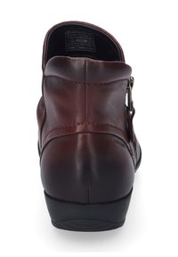 Buraczane skórzane botki za kostkę o gładkiej fakturze, z suwakiem po boku i niskim gumowym obcasem. Zaprojektowane z delikatnymi detalami w postaci przeszyć.