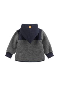 Kinder-Fleecejacke mit langen Ärmeln, navyblauem Kapuzen und grauem Körper, gerippten navyblauen Bündchen und einem kleinen beigen Etikett an der Rückseite der Kapuze.