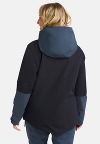 Schwarze wasserdichte Jacke mit einer dunkelgrauen Kapuze und grauen Akzenten an den Ärmeln. Sie verfügt über eine lässige Passform und ein praktisches Design.