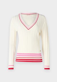 Maglione bianco a coste con scollo a V, maniche lunghe e strisce orizzontali nei toni di rosa e rosso all'orlo e ai polsini.