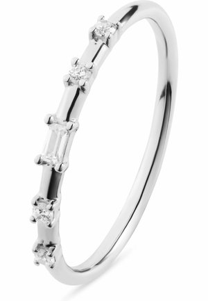 Dünner Silberring mit fünf kleinen Diamanten, darunter ein rechteckig geschliffener und vier rund geschliffene Steine, die gleichmäßig entlang des Rings verteilt sind.