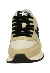 Béžové tenisky s nubukovými a syntetickými panely, černými tkaničkami, hvězdičkovým akcentem a gumovou podrážkou s mírným zakřivením.