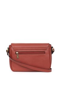 Borsa a tracolla in pelle rossa con texture, caratterizzata da una tasca frontale con zip e una tracolla regolabile. Forma rettangolare con accessori in metallo dorato.