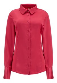 Chemise à manches longues avec col en rose vif, faite d'un matériau lisse et satiné. Présente une fermeture à boutons sur le devant et des manches à poignets.
