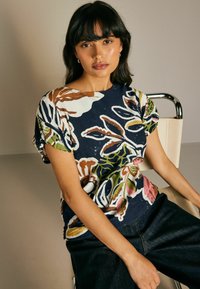 Next GATHERED SHORT SLEEVE TEXTURED BOXY  PETITE - Camicetta - navy floral print