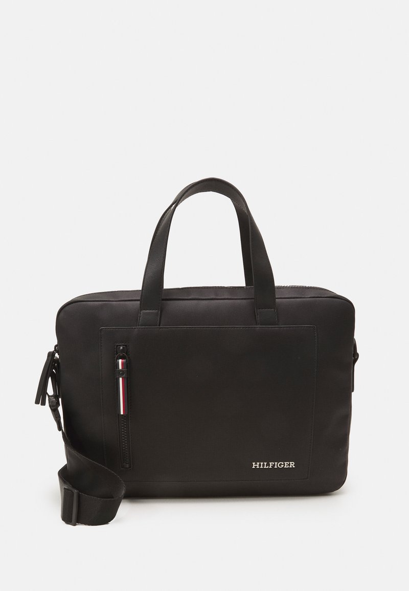 Borsa per laptop nera realizzata in tessuto testurizzato, dotata di due manici corti, una tracolla removibile, una tasca frontale con zip e un logo argentato.