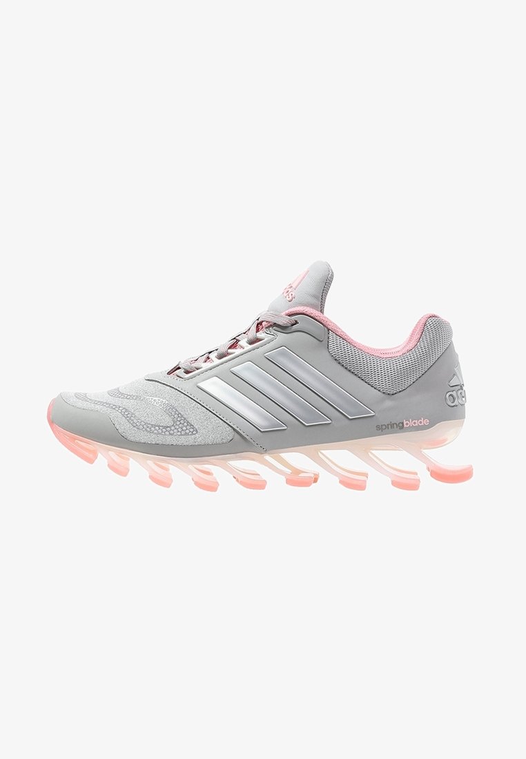 Chaussure de course Adidas Springblade grise et rose avec des lames de semelle segmentées et trois bandes argentées sur le côté.