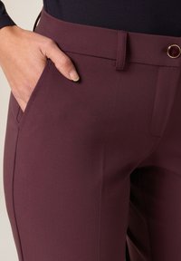 Bordeaux op maat gemaakte broeken van een gladde stof, slim fit, met zijzakken en een sluiting aan de voorkant met een knoop en rits.