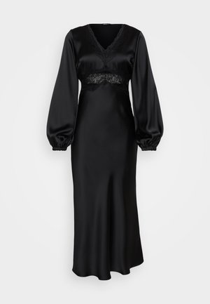 Lang sort satinkjole med puffede lange ærmer, V-udskæring og blonder detaljer ved bryst og talje.