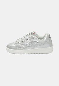Sneaker argento con una superficie liscia e riflettente, dettagli perforati e una suola in gomma bianca. Presenta una chiusura con lacci e accenti con il logo.