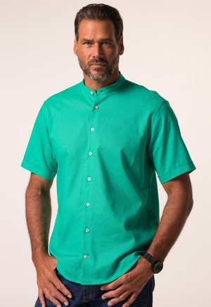 Camicia azzurra a maniche corte con colletto alla cinese e tessuto liscio. Presenta bottoni bianchi davanti e una vestibilità comoda.