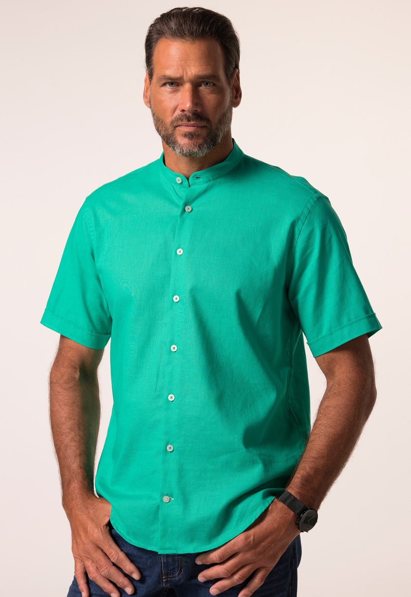 Camisa corta de manga con botones en color turquesa, con cuello mao y textura suave. Presenta botones blancos en el frente y un corte relajado.