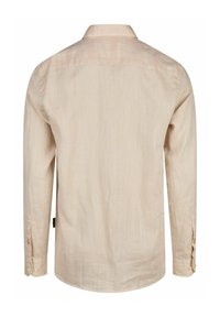 Beige langlopende blouse gemaakt van lichte stof, met een subtiele textuur, klassieke kraag en knoopmanchetten.