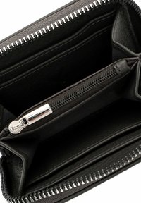 Zwarte leren portemonnee met een ritssluiting, voorzien van meerdere kaartsleuven en een centraal ritscompartiment voor munten of kleine items.