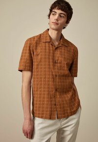 Next TEXTURED CHECK SHORT SLEEVE  WITH CUBAN COLLAR  - REGULAR FIT - Chemise - brown