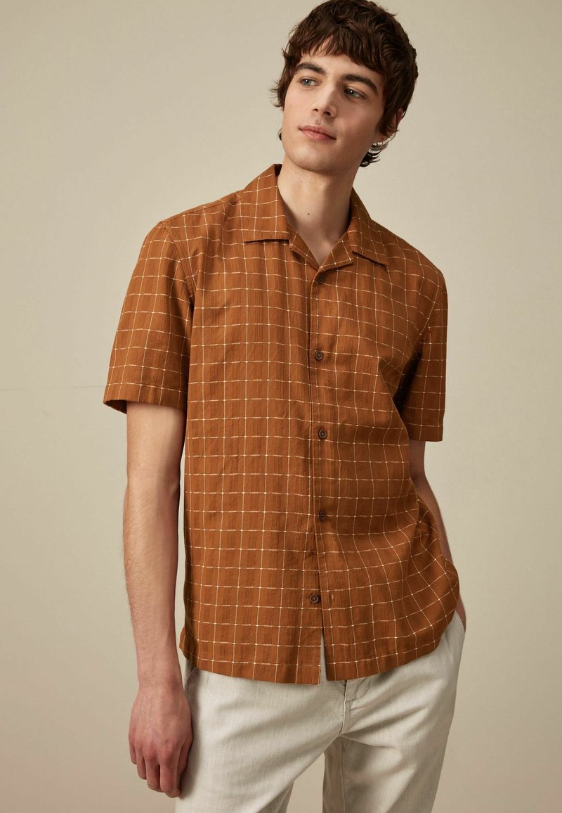 Next TEXTURED CHECK SHORT SLEEVE  WITH CUBAN COLLAR  - REGULAR FIT - Chemise - brown