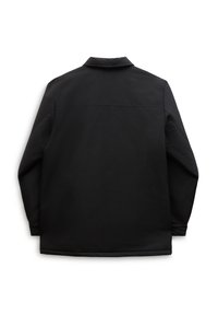 Chaqueta negra de manga larga con cuello vista desde la parte de atrás sobre un fondo blanco.